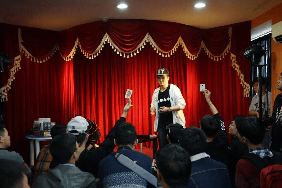 享与交流「扑克牌翻飞的浪漫与秩序」AG真人扑克牌艺术展览 花切魔术分(图10)